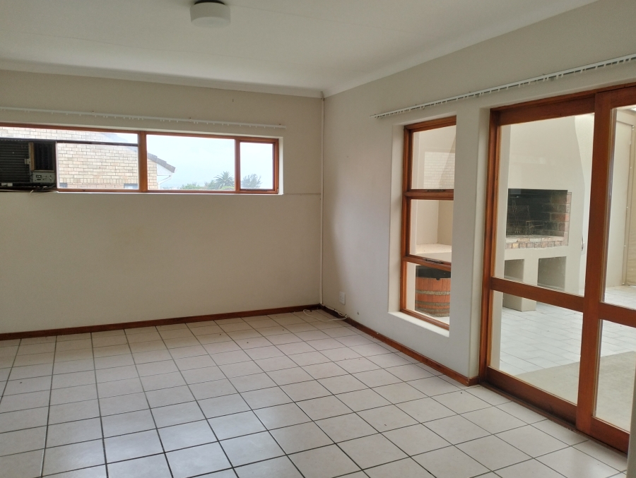 To Let 4 Bedroom Property for Rent in Wavecrest Eastern Cape